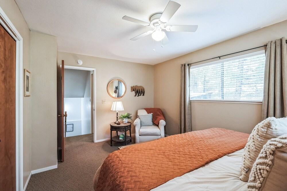 Whispering Pines Retreat 5 Bedroom Home by Yosemite Region Resorts