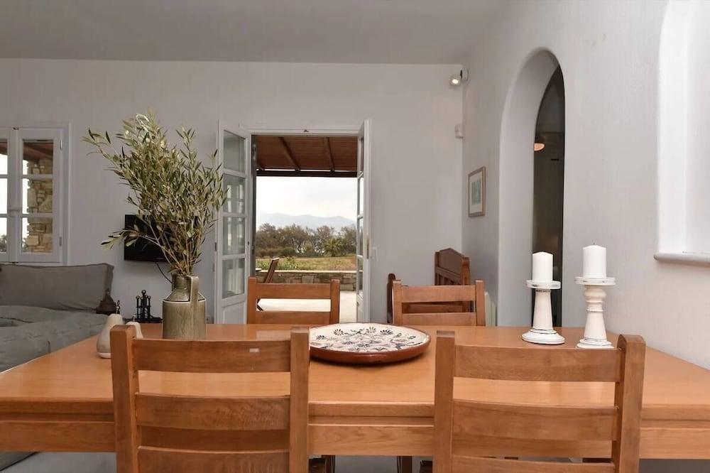 Cycladic home in Kampos by GHH