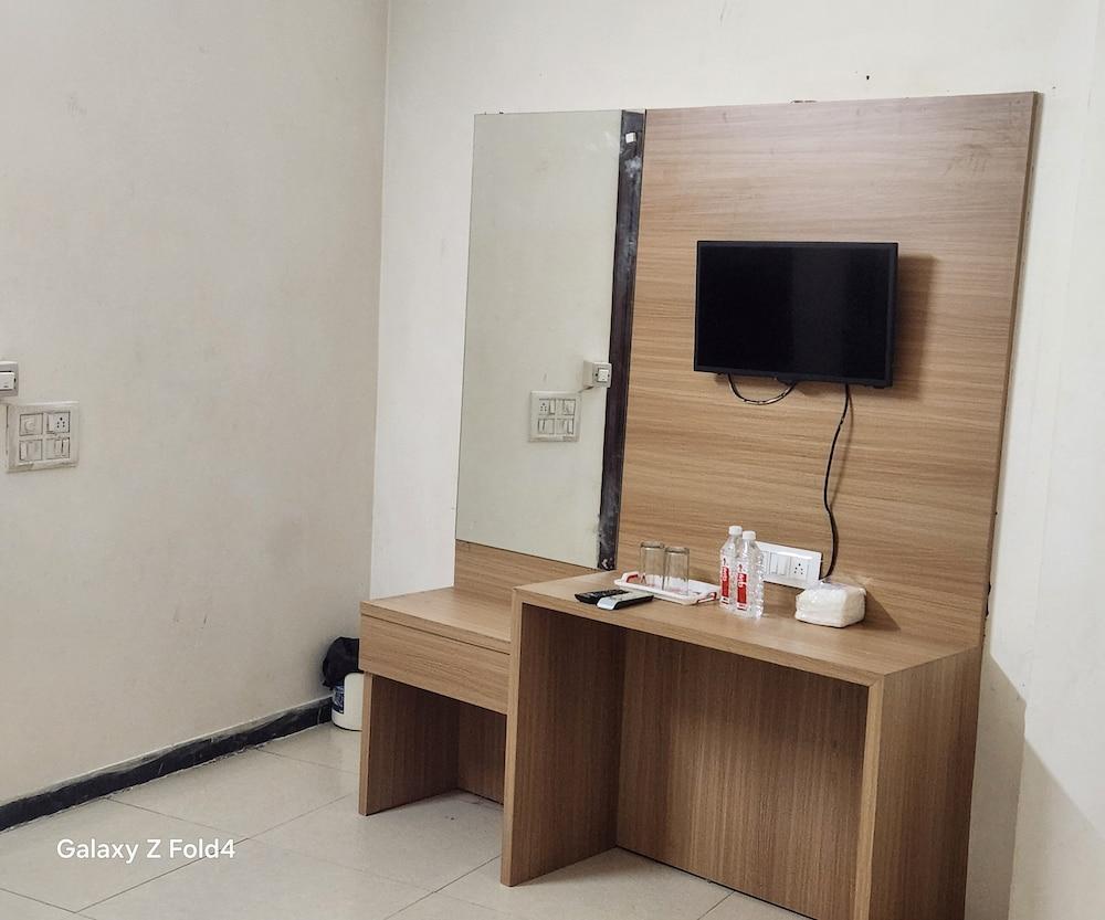 Gurjeet Hotel By Naavagat