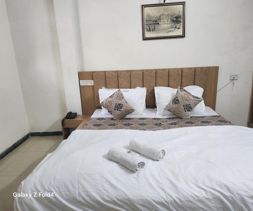 Gurjeet Hotel By Naavagat