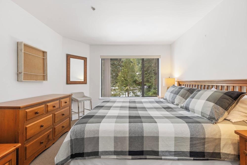 Foxglove 32 by Whistler Premier