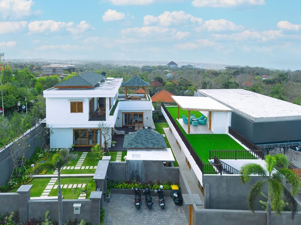 Breeze Opulent 6 BR in With Ocean View 5 Mins to Savaya