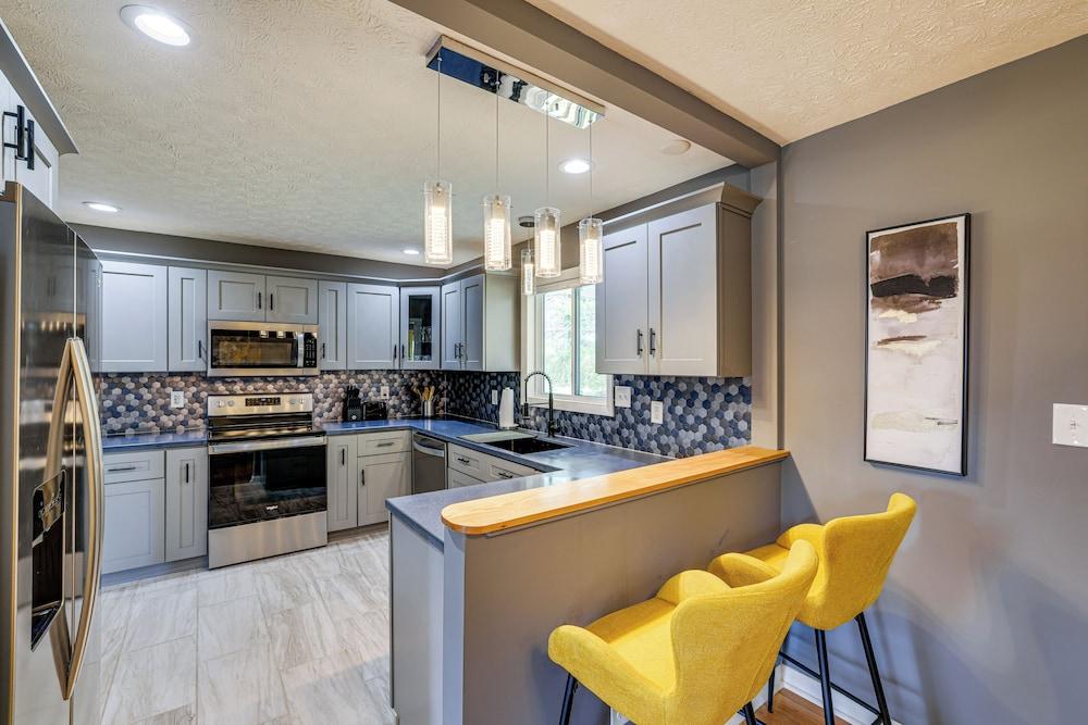 1 Mi to Dtwn Lynchburg: Charming Family Home!