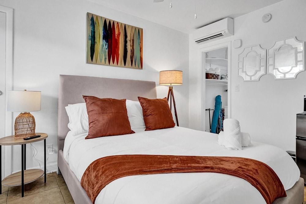 Waves on Desoto Lovely Studio 2