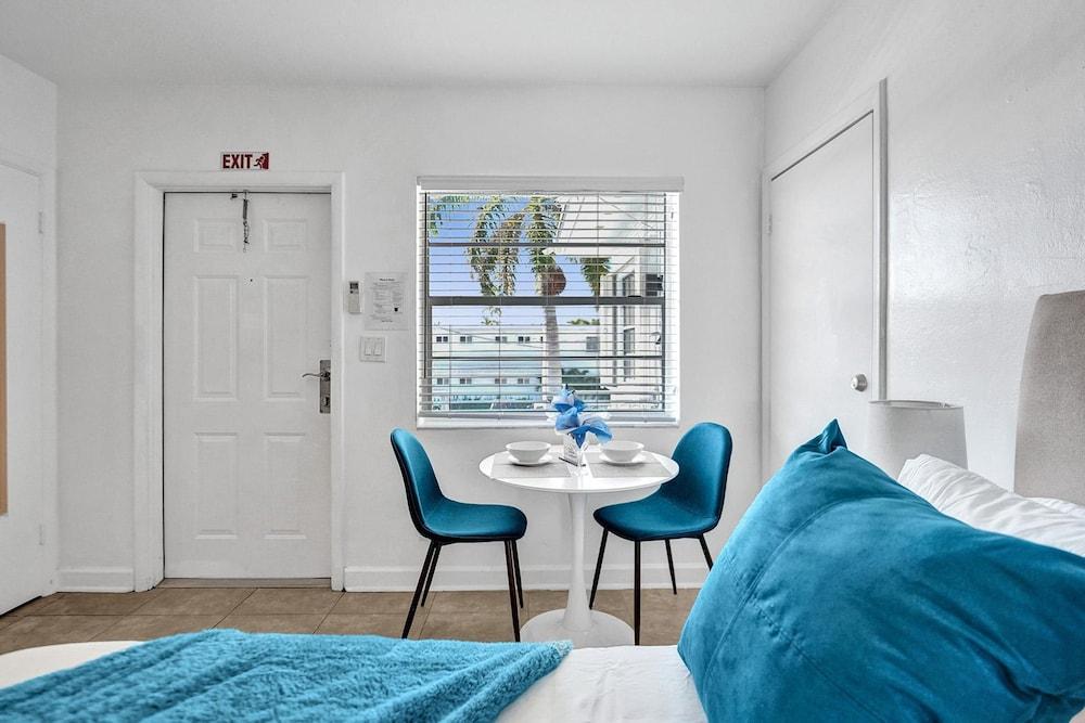 Waves on Desoto Beautiful Studio 7