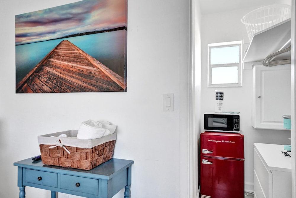 Waves on Desoto Beautiful Studio 8