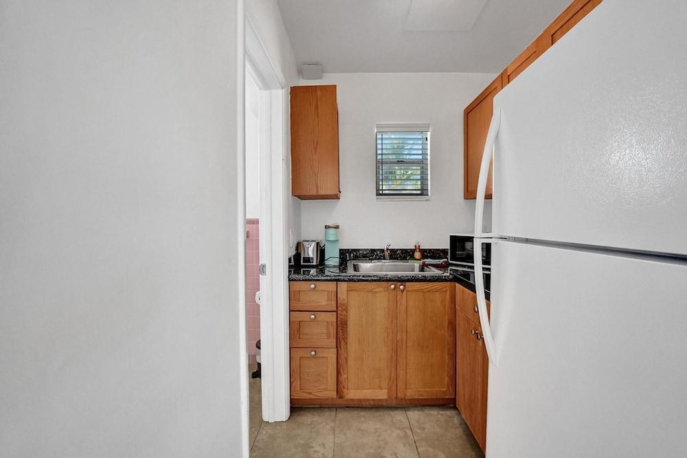 Waves on Desoto Beautiful Studio