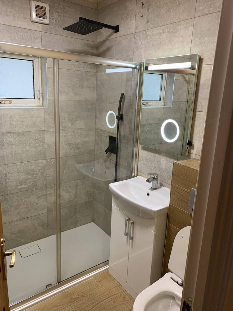 Room-two Rooms Total 5 Persons max