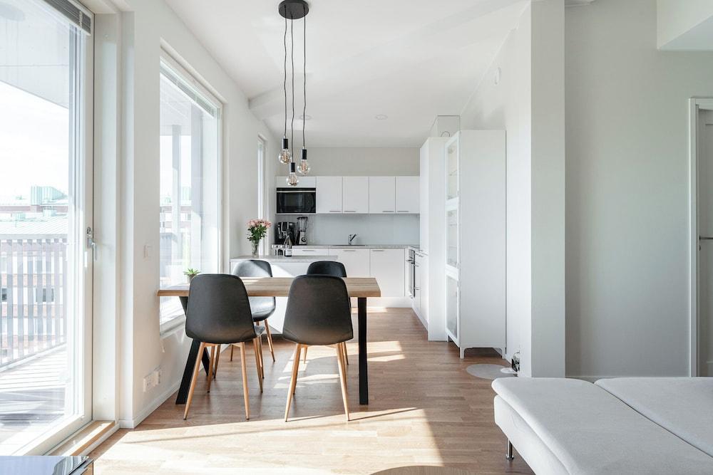 Luxurious 1BR Penthouse with Balcony