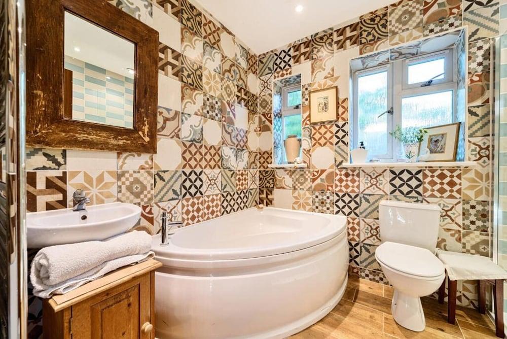 Cobham Home With Annex - Sleeps 6 - bbq & Fire pit