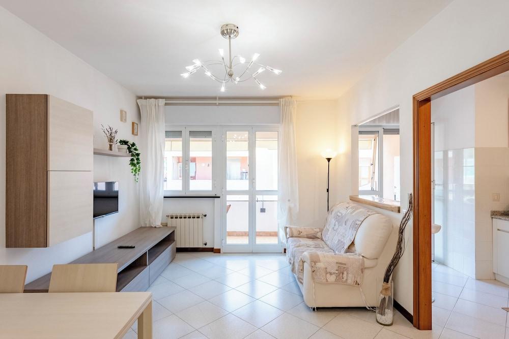 Charming 2-bed flat  balcony & parking