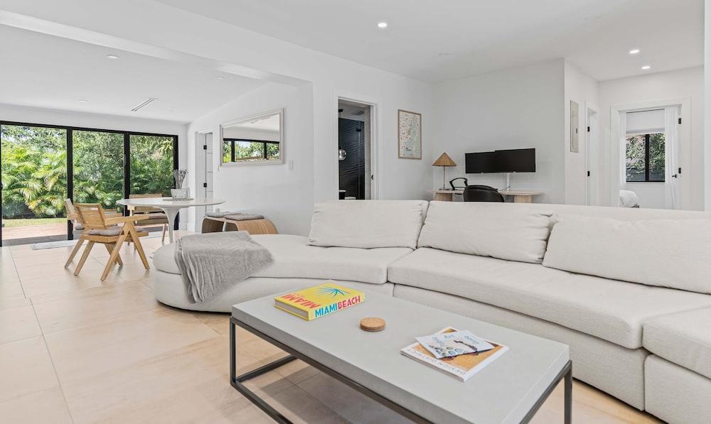 Casa Siesta Modern by Design District Hot Tub