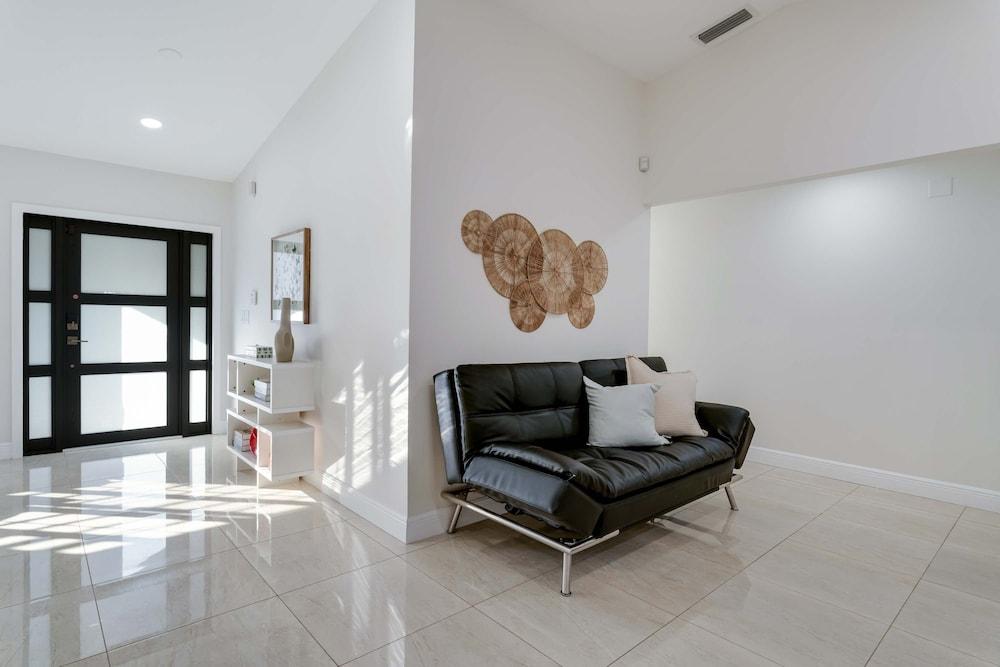 Casa Brisa - Stylish BBQ Near Heart of Kendall