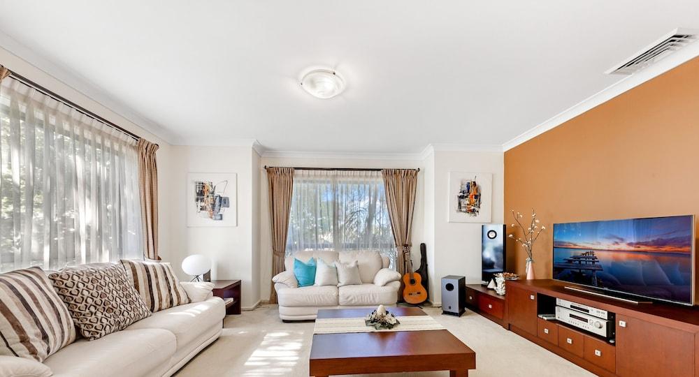 Kozyguru | Westleigh | 4 Bed Room | Free Parking