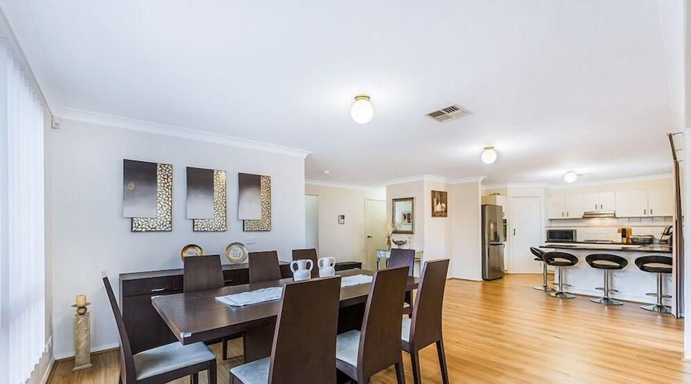 Kozyguru | West Hoxton | Spacious 7-Person Home With Backyard