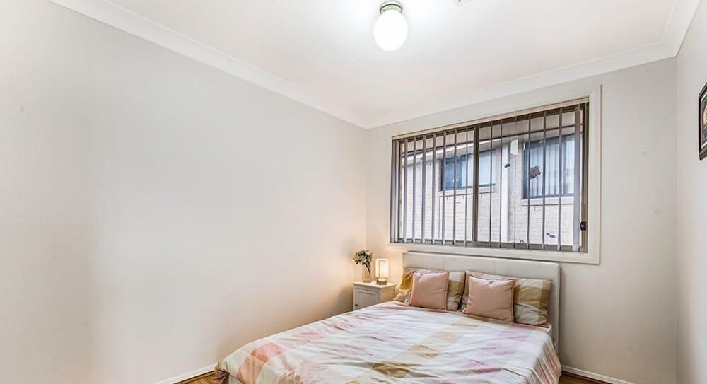 Kozyguru | West Hoxton | Spacious 7-Person Home With Backyard