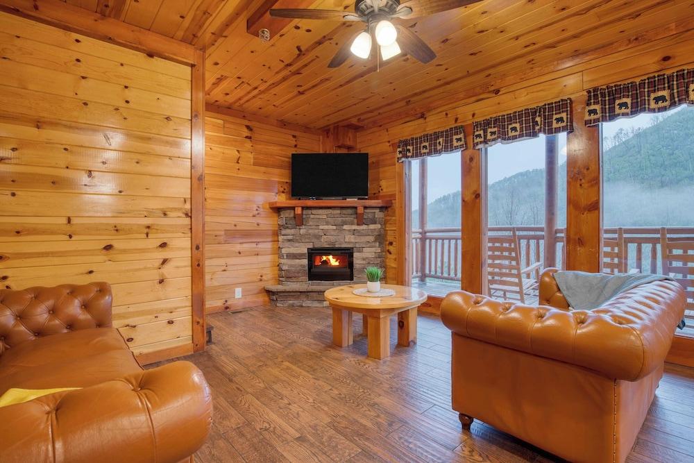 Marco Polo Lodge by Avantstay Sleeps 28 Indoor Pool Theater Game Room View