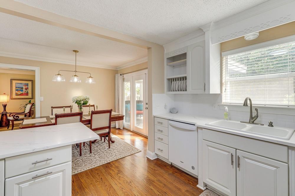 4 Mi to Everbank Stadium: Family-friendly Home!