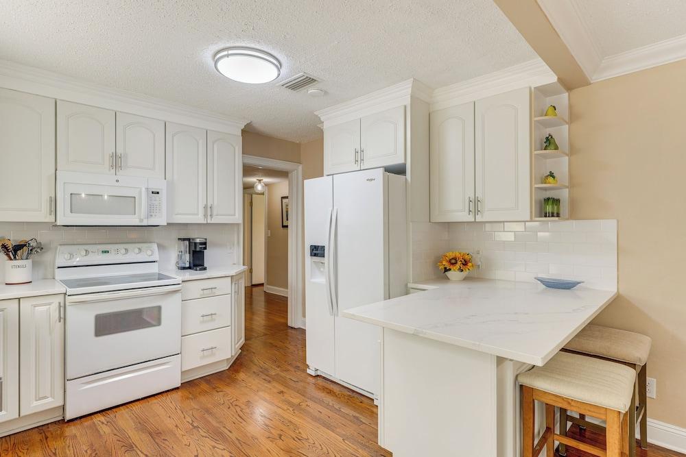 4 Mi to Everbank Stadium: Family-friendly Home!