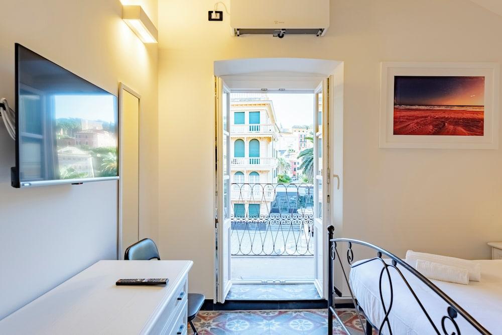 Bright 2BR flat moments from the beach