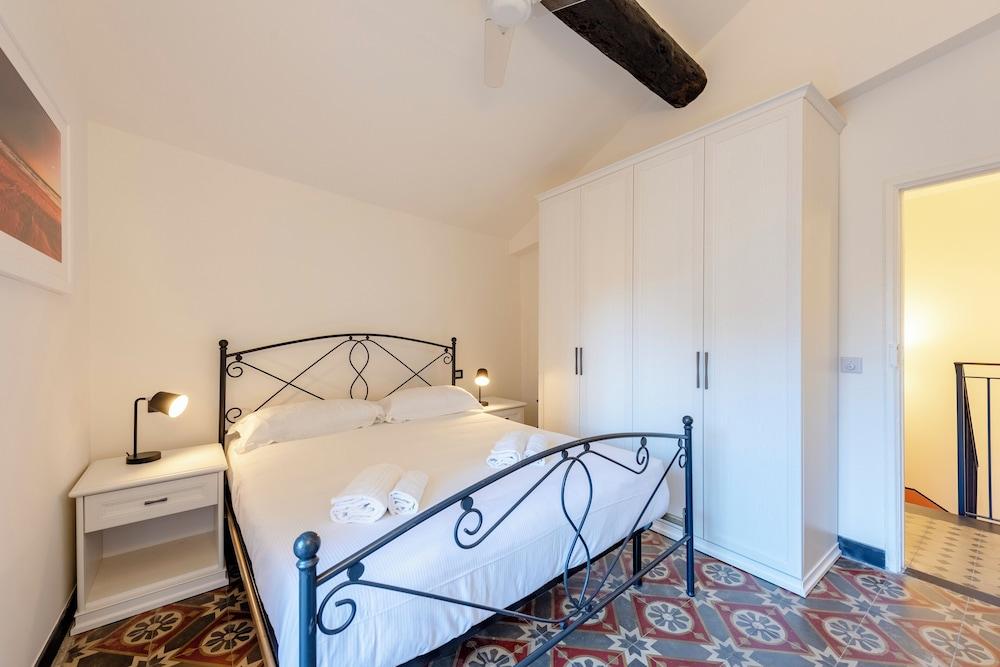 Bright 2BR flat moments from the beach