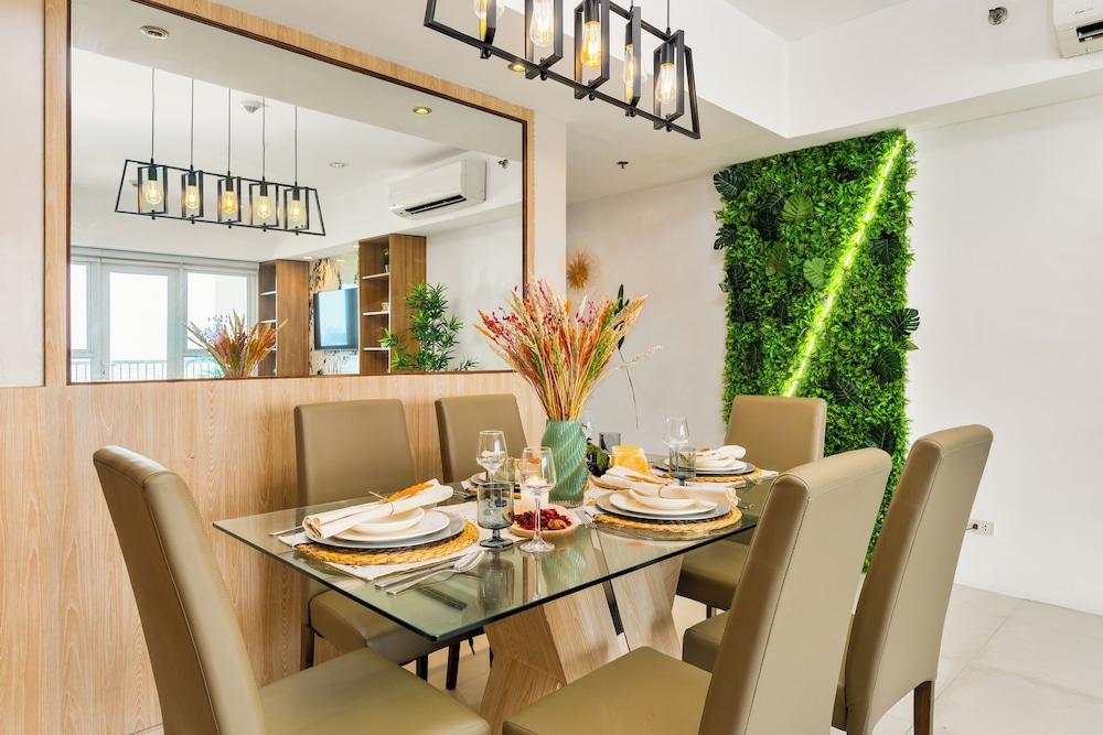 Luxe Suite With 180 Stunning City Views