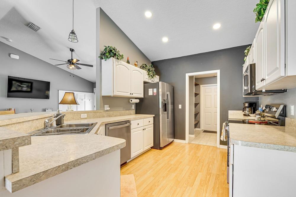 Walk to Boat Ramp: Dunnellon Home w/ Private Yard!