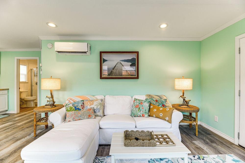 Walk to Pier & Dining: Central Rockport Cottage