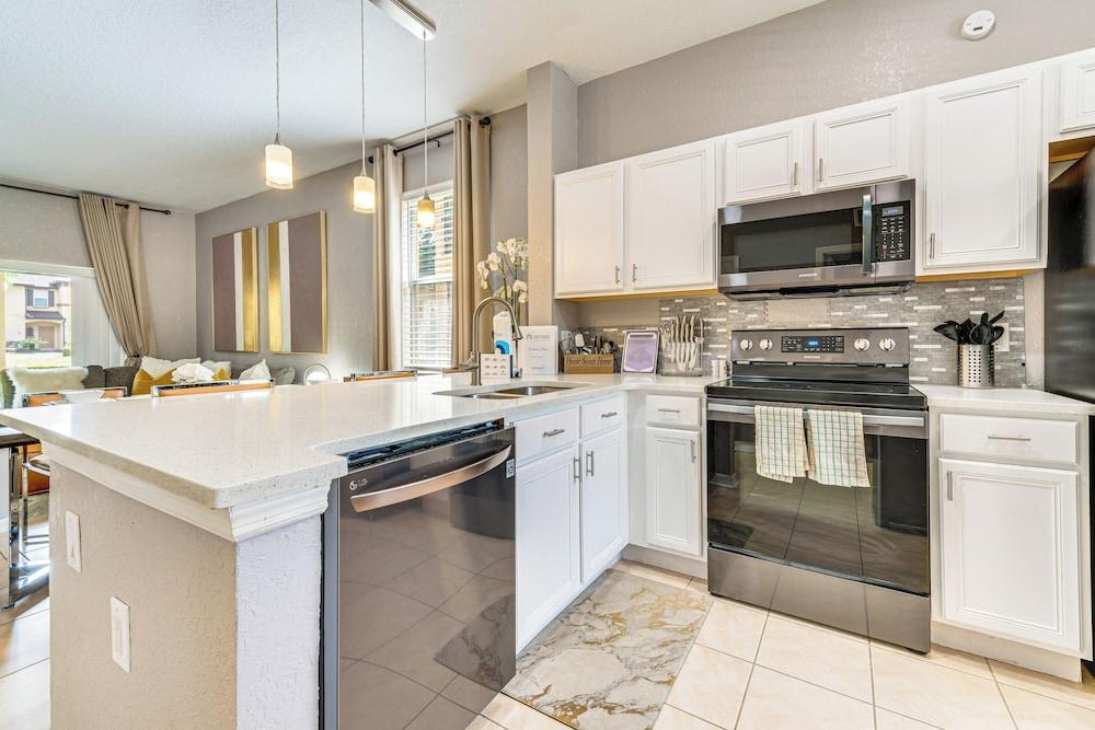 9 Mi to Wdw: Townhouse w/ Balcony in Davenport!