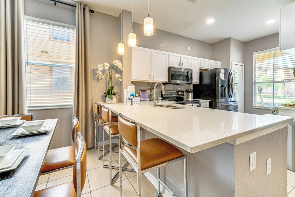 9 Mi to Wdw: Townhouse w/ Balcony in Davenport!