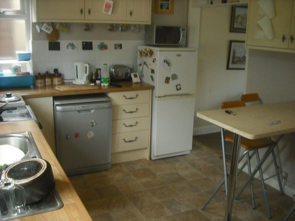 Room-large Home in Prime Location for al