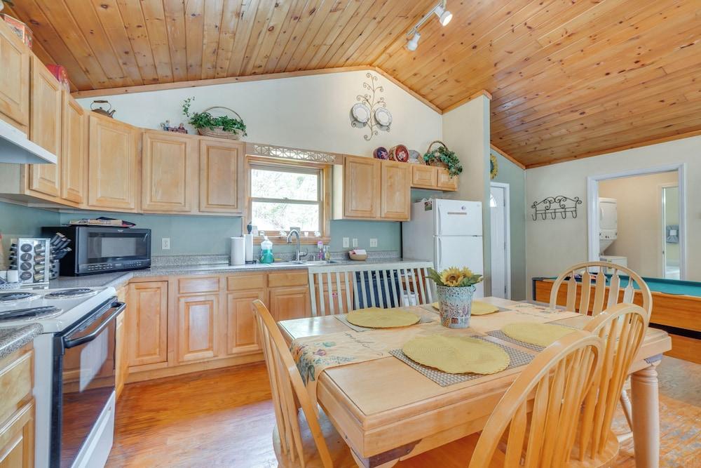 Resort Cabin With Private Hot Tub!