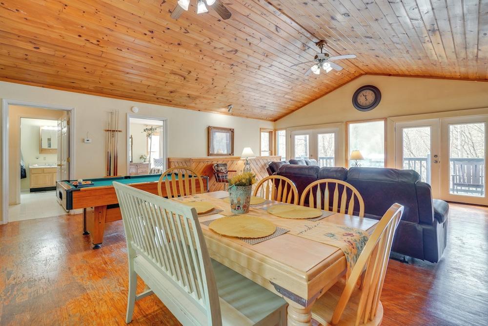 Resort Cabin With Private Hot Tub!