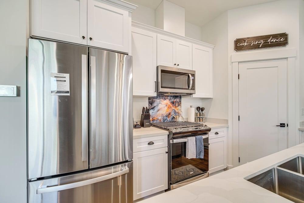 Eagle Point Golf Retreat: Pool Access + Patio!