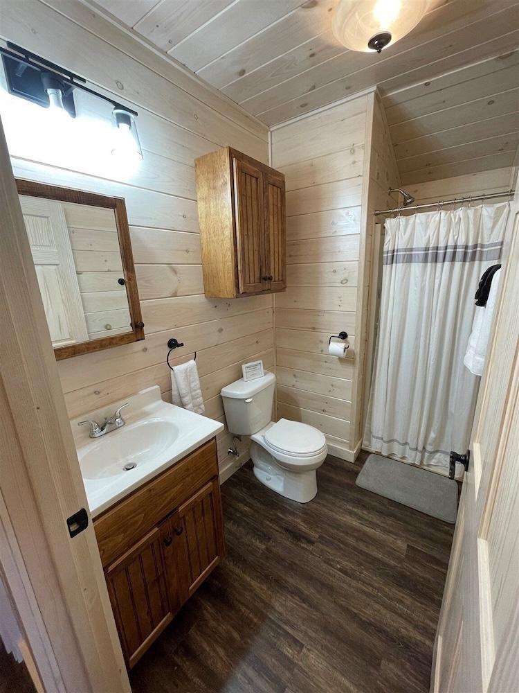 Titmouse Limit 4 2 Bedroom Cabin