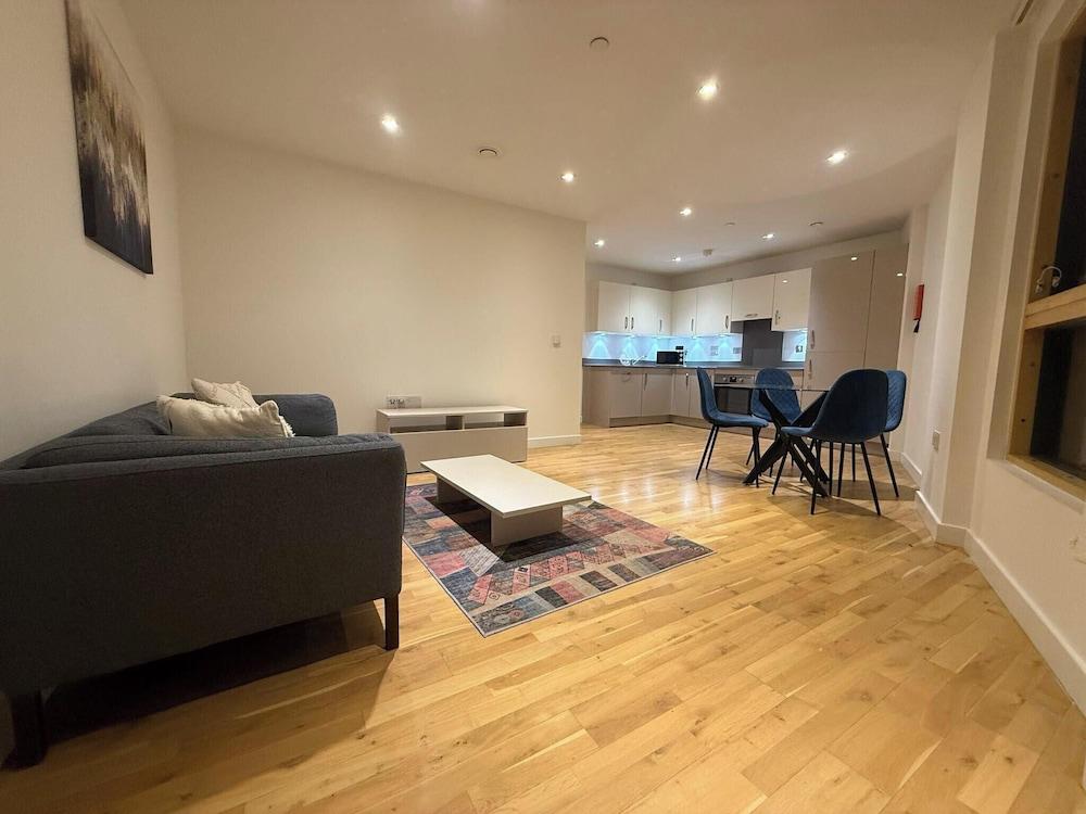 2BR Apartment - Sleeps 4 - Free Parking - Reading