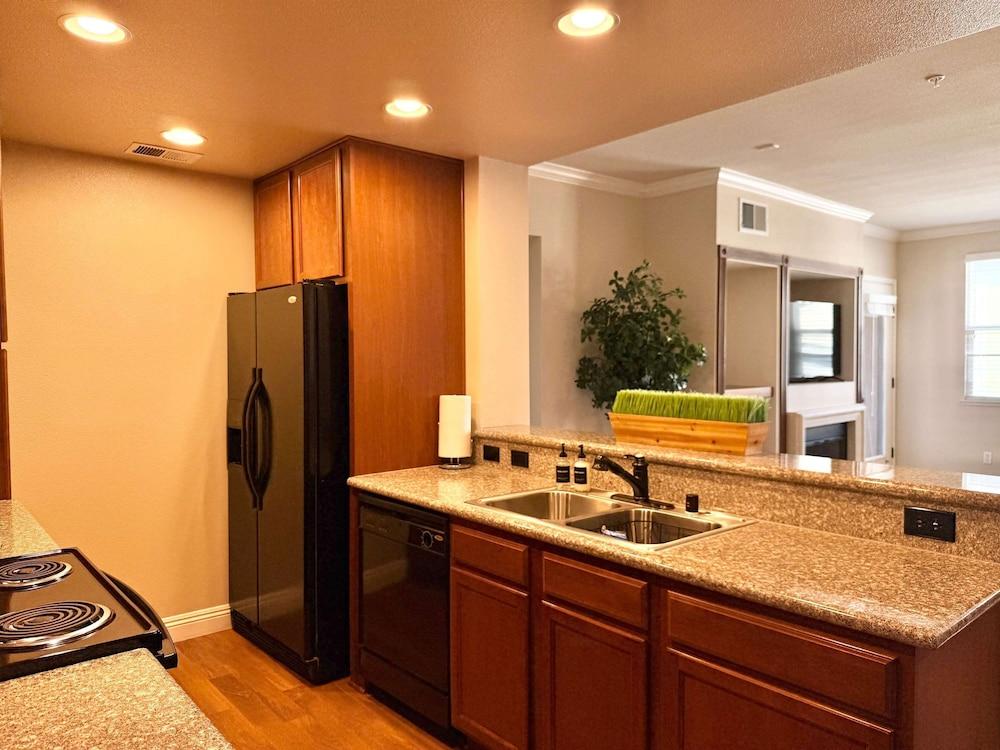 New Cozy 1BR Apt With Gym Sauna Heated Pool Access