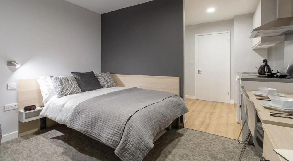 Student Only Straits Manor