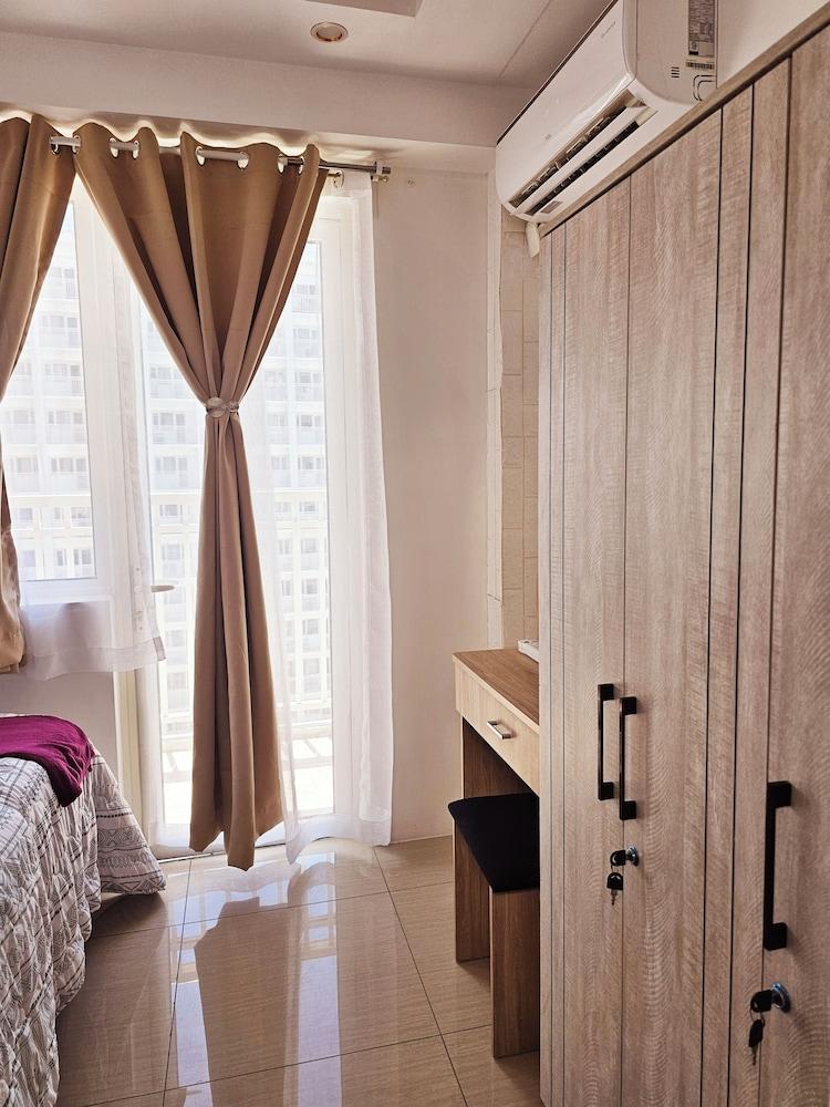 Hannah Crib at Shore Residences