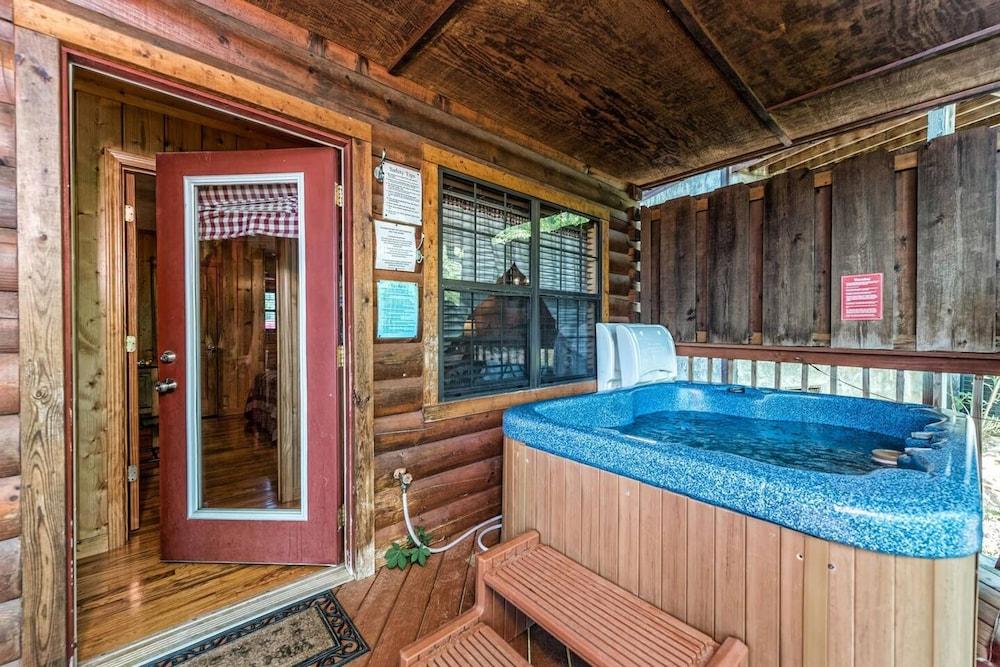 Smoky Mtn Lux Cabin Hot Tub Pool Views