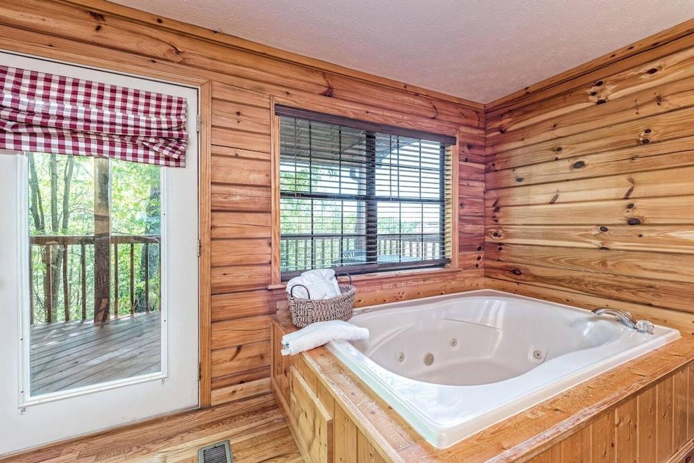 Smoky Mtn Lux Cabin Hot Tub Pool Views