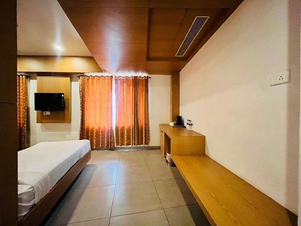 PLA RATHNA RESIDENCY