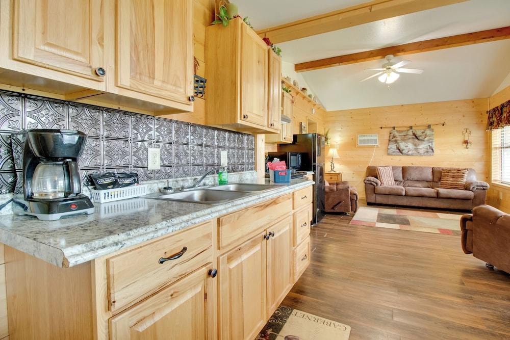 Cabin Getaway in Mountain View w/ Porch + Grill