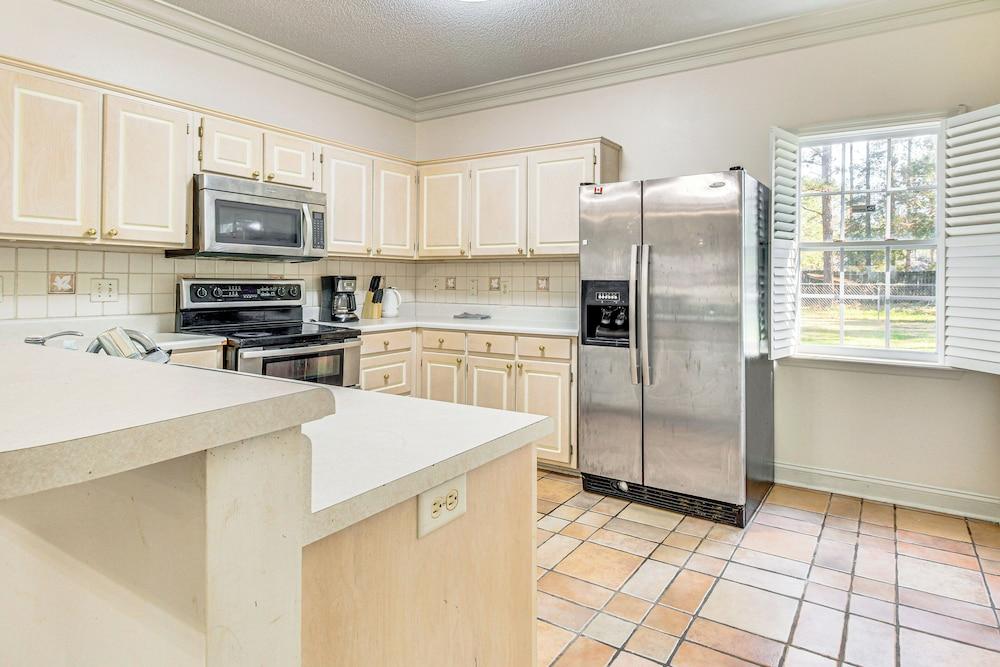 6 Mi to Dtwn Albany: Convenient Home w/ Patio