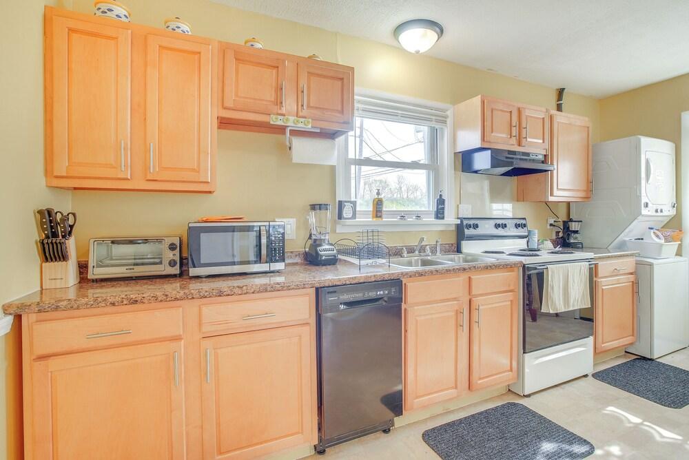 7 Mi to Dtwn Dayton: Home in Kettering w/ Yard