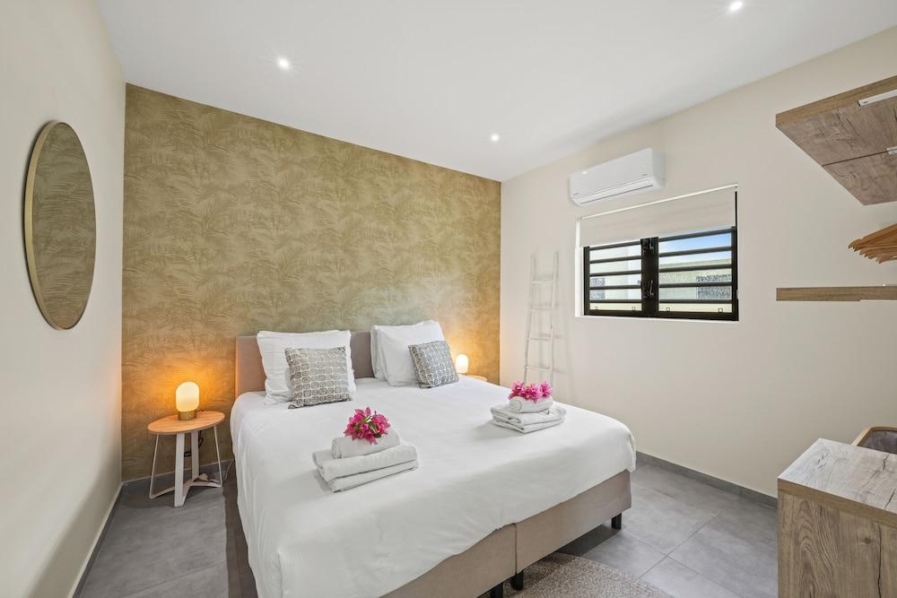 Infinity Blue villa with private pool at Mambo Beach