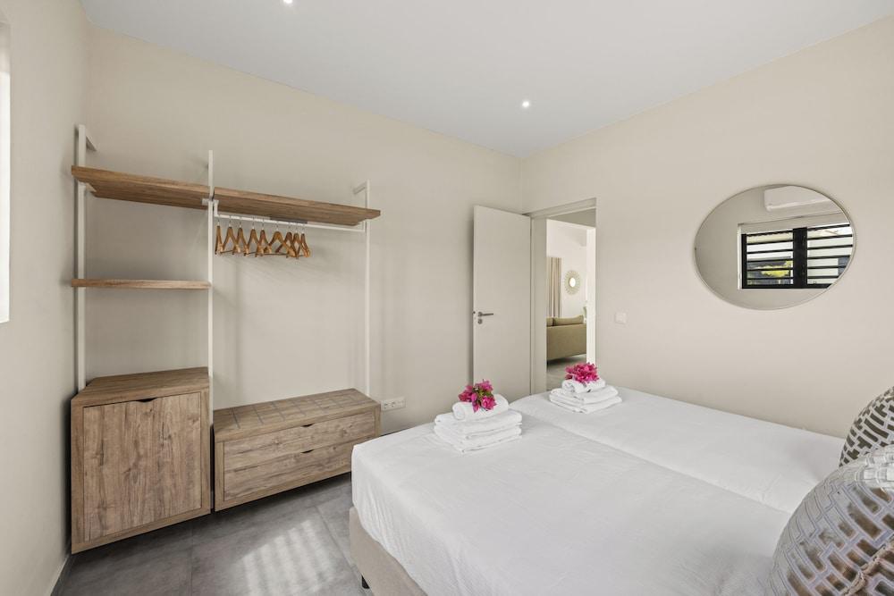 Infinity Blue villa with private pool at Mambo Beach