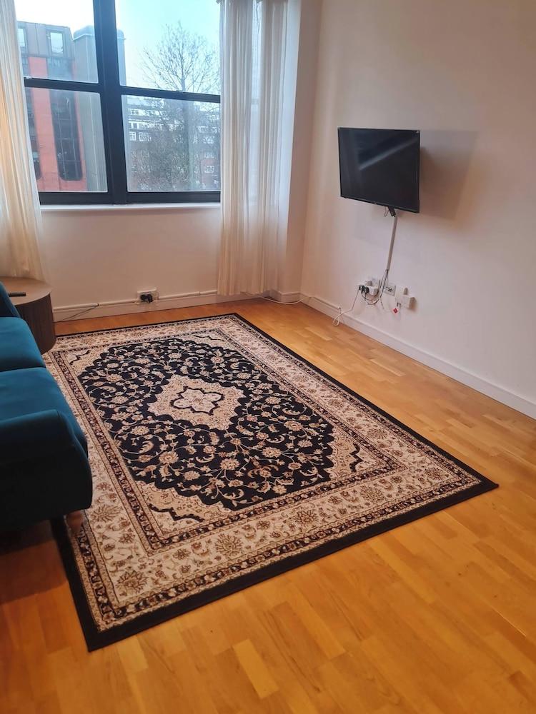 2 Beds Flat Centrally Located 2 Mins From Station