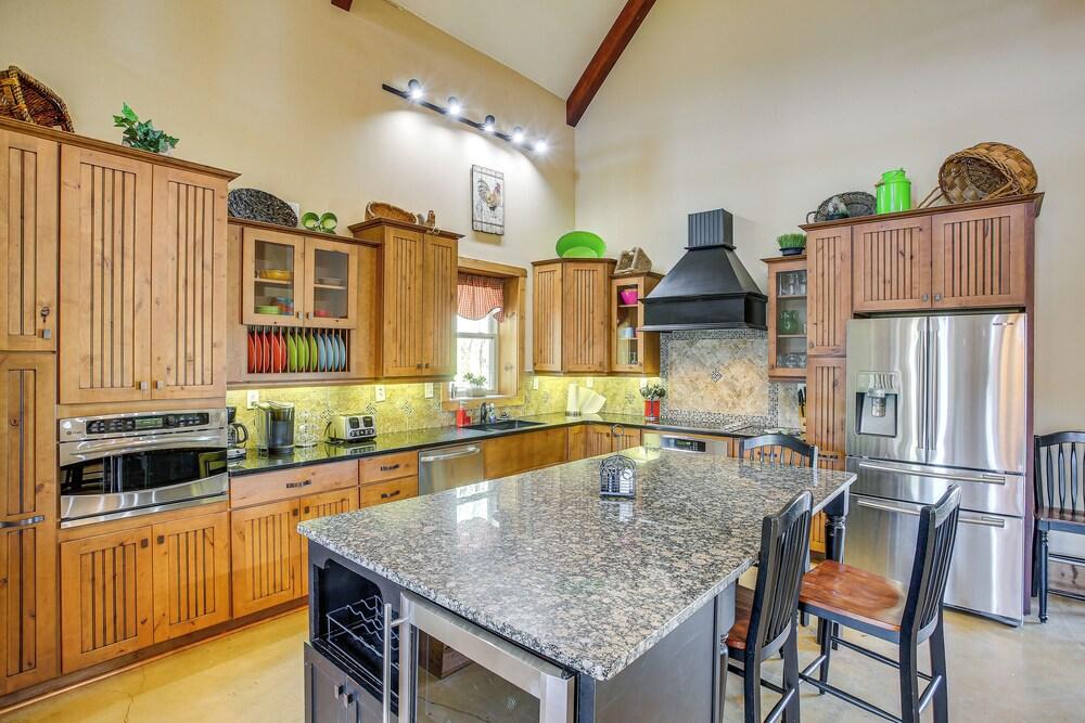 Spacious Group Getaway Near Cumberland River!