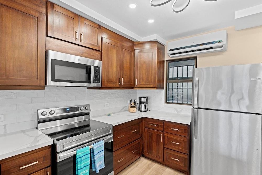 Stylish 2-Bedroom Beach Condo with Ocean-View Deck, Lush Pool Area & 2-Minute Walk to Flamingo Beach